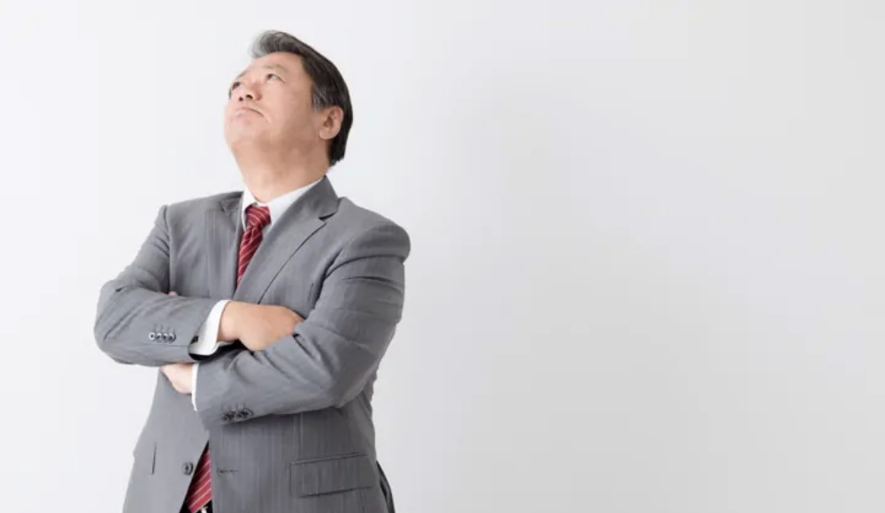 悩む男性
